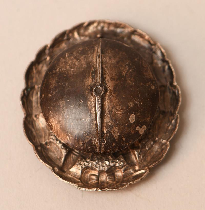 GERMAN WWI WOUND BADGE IN SILVER WITH DISC BACK.