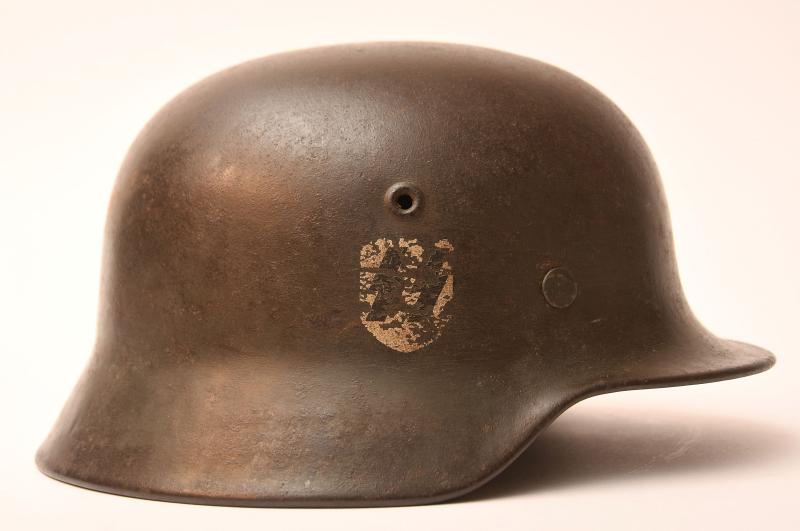 GERMAN WWII SS SINGLE DECAL M.40 COMBAT HELMET.