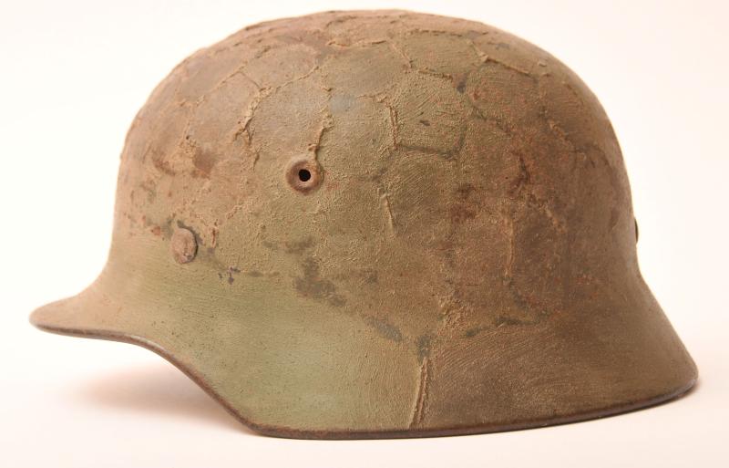 GERMAN WWII CAMOUFLAGE M.40 COMBAT HELMET.