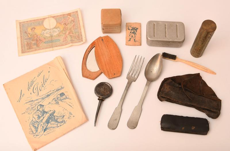 FRENCH WWI GROUPING OF SOLDIERS PERSONAL ITEMS.