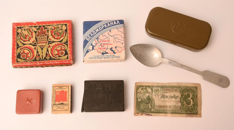 RUSSIAN WWII SELECTION OF SOLDIERS PERSONAL ITEMS.