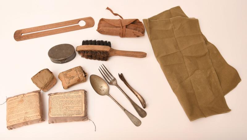 FRENCH WWI SOLDIERS PERSONAL ITEMS.