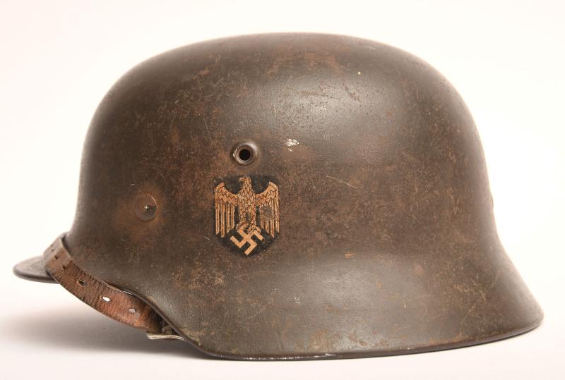 GERMAN WWII M40 SINGLE DECAL COMBAT HELMET.