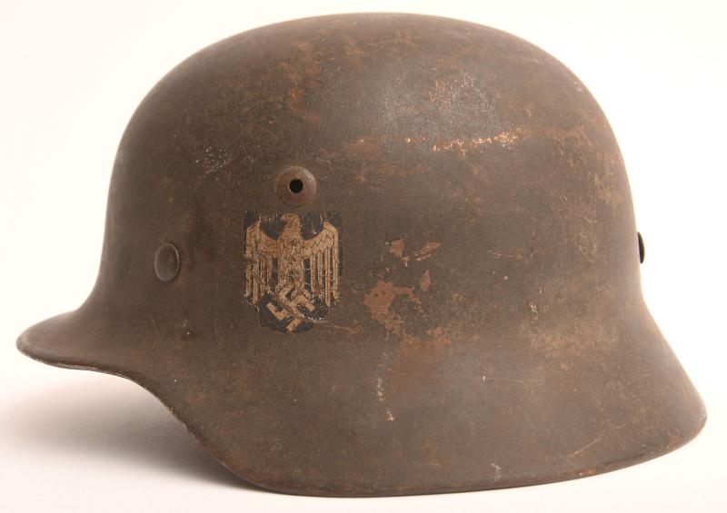 GERMAN WWII M35 SINGLE DECAL COMBAT HELMET.