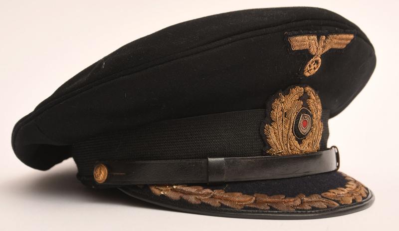 GERMAN WWII KRIEGSMARINE CAPTAIN AND ABOVE VISOR CAP.