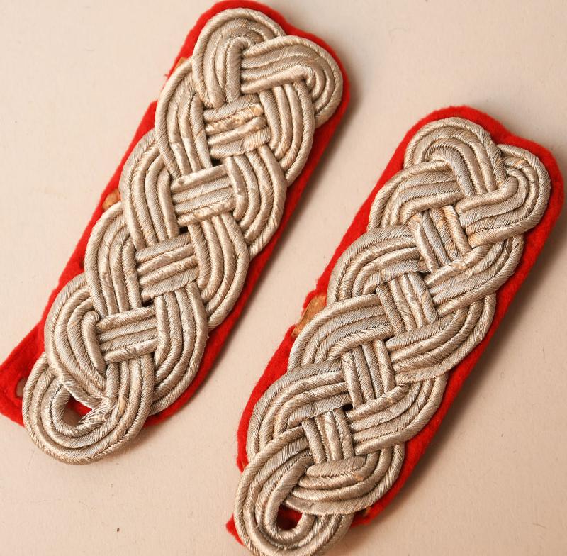 GERMAN WWII ARMY MAJOR’S SLIP-ON SHOULDER BOARDS.