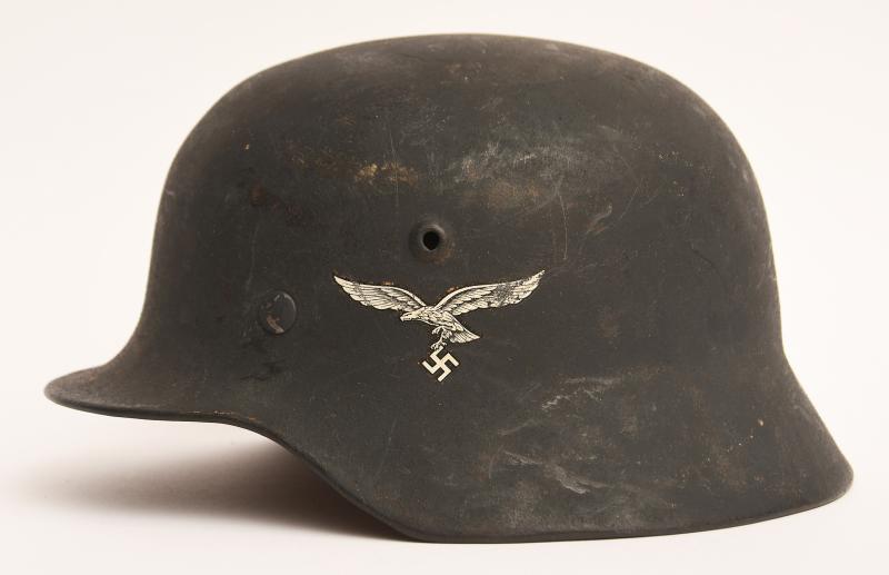 GERMAN WWII LUFTWAFFE SINGLE DECAL COMBAT HELMET.