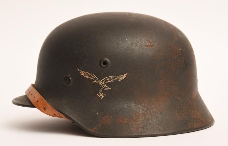 GERMAN WWII LUFTWAFFE M40 SINGLE DECAL COMBAT HELMET.