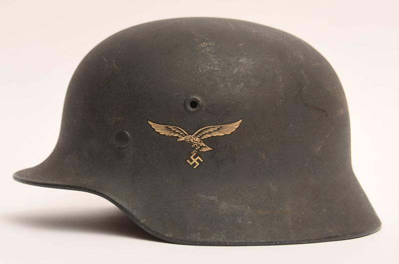 GERMAN WWII LUFTWAFFE M40 SINGLE DECAL COMBAT HELMET.