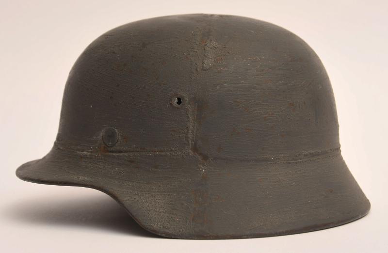 GERMAN WWII ARMY M40 MATT FINISH PREVIOUSLY WIRE COVERED COMBAT HELMET.