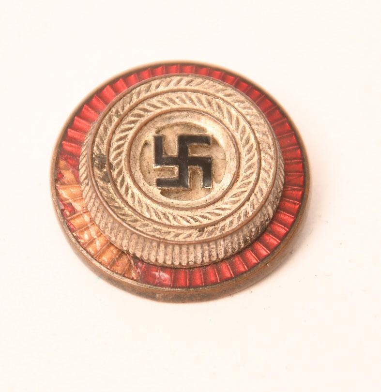 GERMAN WWII SWASTIKA ENAMELLED CENTRE FOR POLITICAL COCKADE.