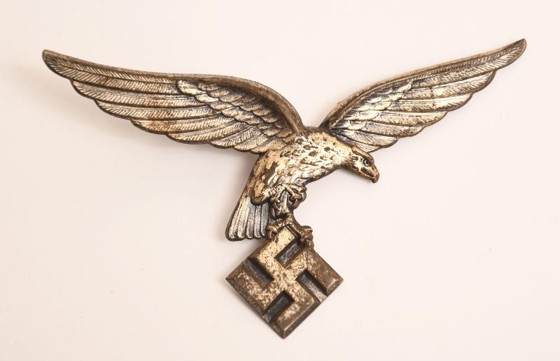GERMAN WWII LUFTEWAFFE EAGLE FOR A PHOTOGRAPH ALBUM.