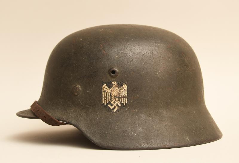 GERMAN WWII M40 LARGE SIZE ARMY SINGLE DECAL COMBAT HELMET.