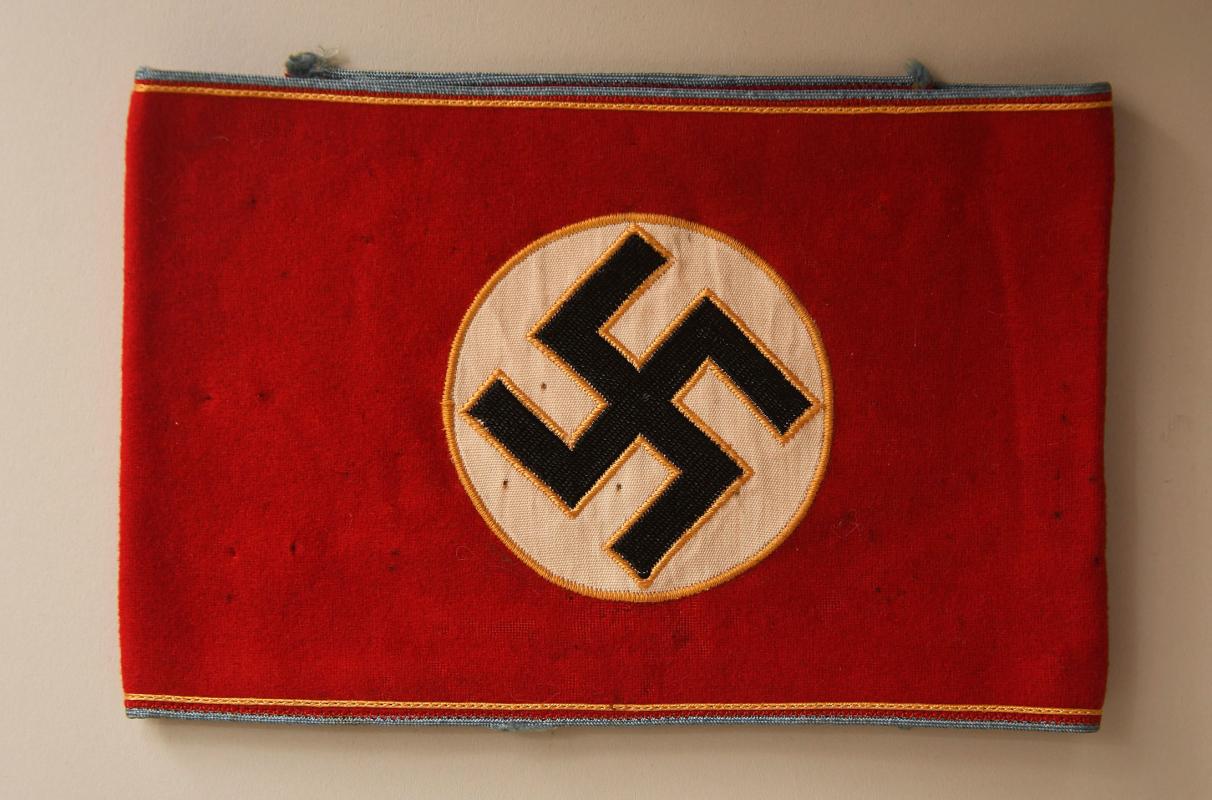 GERMAN WWII ORTSGRUPPE POLITICAL ARMBAND FOR A LEADER OF AN AUXILIARY POST KNOWN AS A BLOCKWALTER.