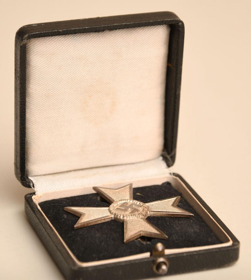 GERMAN WWII WAR SERVICE CROSS 1ST CLASS WITHOUT SWORDS, CASED.