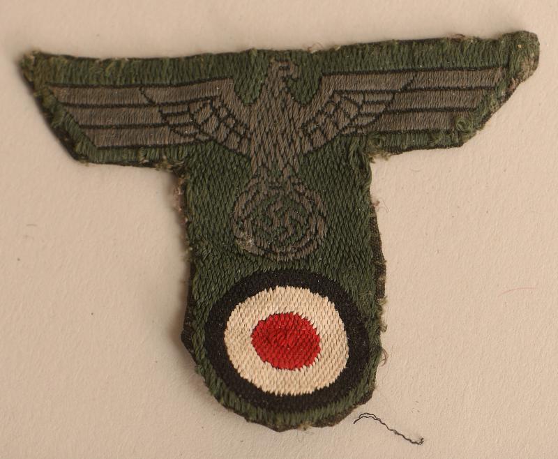 GERMAN WWII M42 OR M43 ARMY T-SHAPED CAP INSIGNIA.