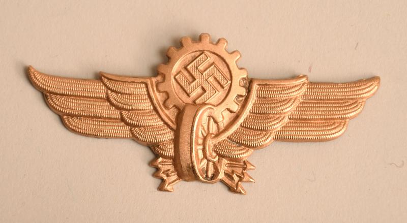 GERMAN WWII DAF TRAMWAY OPERATIVES CAP BADGE.