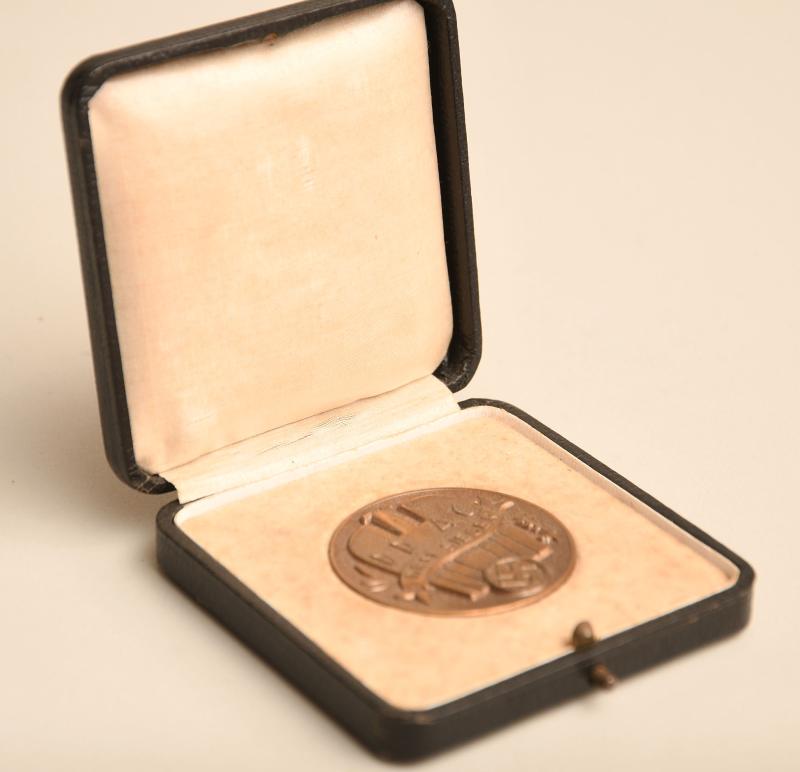 GERMAN WWII DDAC MEDALLION.