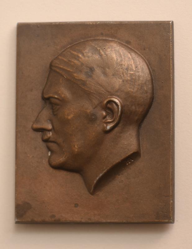 GERMAN WWII ADOLF HITLER PATRIOTIC PLAQUE.