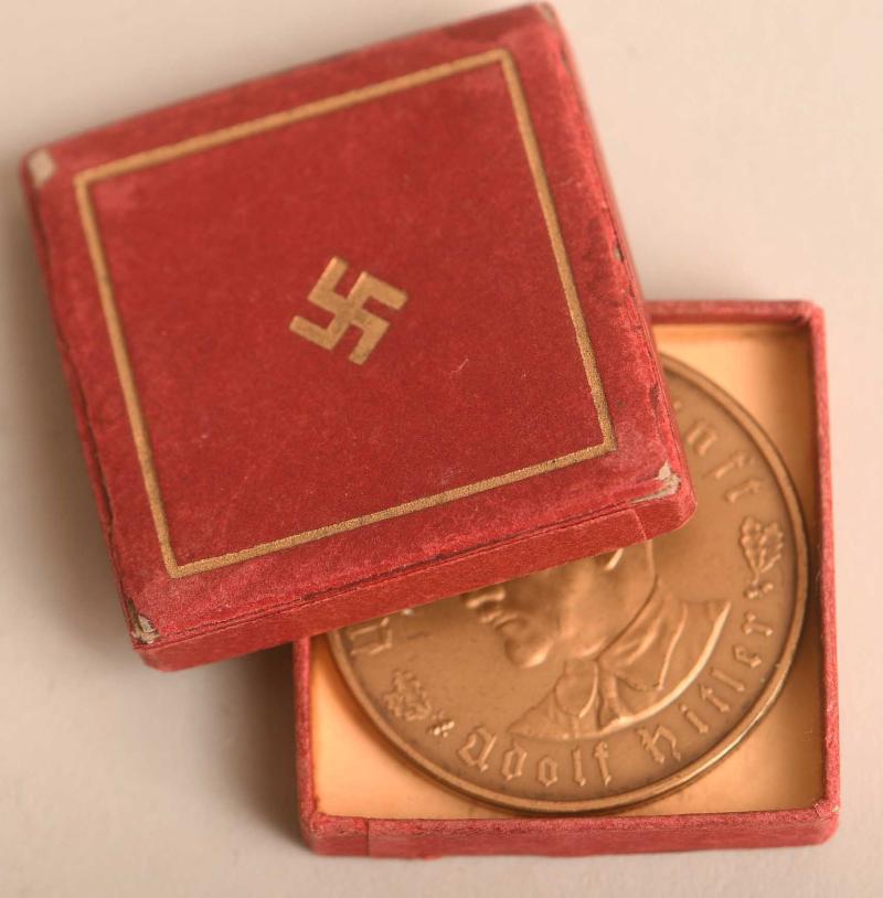 GERMAN WWII COMMEMORATIVE MEDALLION FOR THE DAY OF VOTING IN 1933.