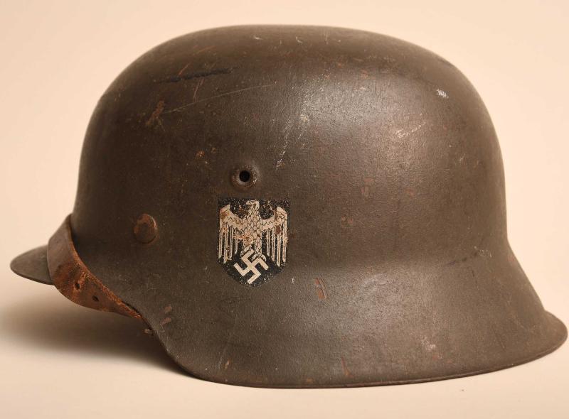 GERMAN WWII M 42 ARMY SINGLE DECAL COMBAT HELMET.