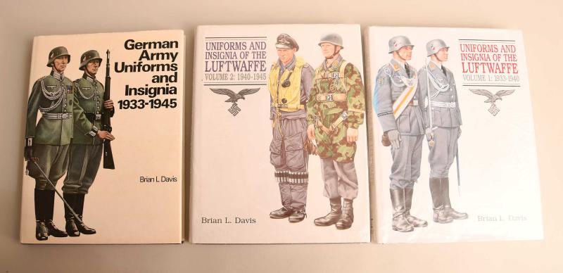 GERMAN WWII THREE INVALUABLE GERMAN ARMED FORCES BOOKS.