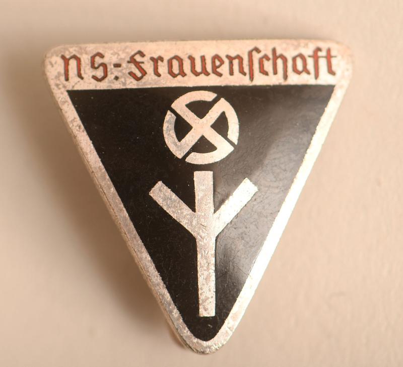 GERMAN WWII FRAUENSCHAFT LAPEL PIN.