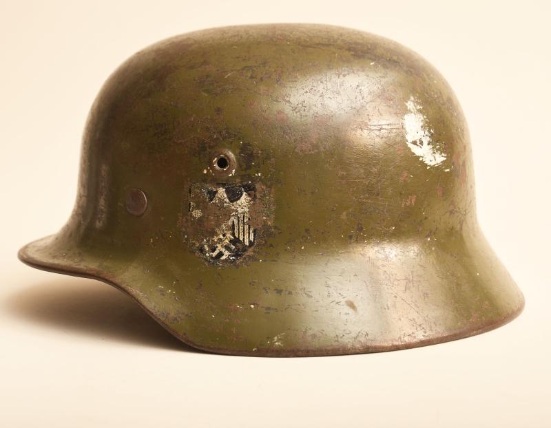 GERMAN WWII M.40 SINGLE DECAL COMBAT HELMET.