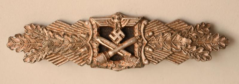 GERMAN WWII ARMED FORCES CLOSE COMBAT BADGE IN SILVER.