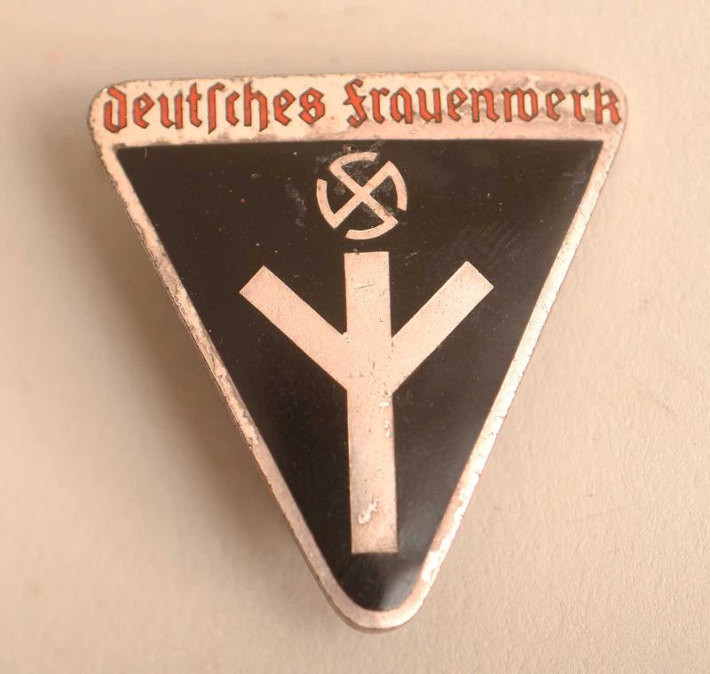 GERMAN WWII FAUENSCHAFT BADGE.