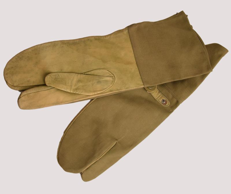 GERMAN WWII DRIVERS MITTENS.