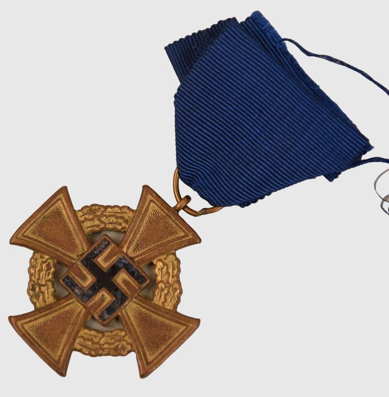 GERMAN WWII NATIONAL FAITHFUL SERVICE MEDAL IN GILT WITH BLACK SWASTIKA.