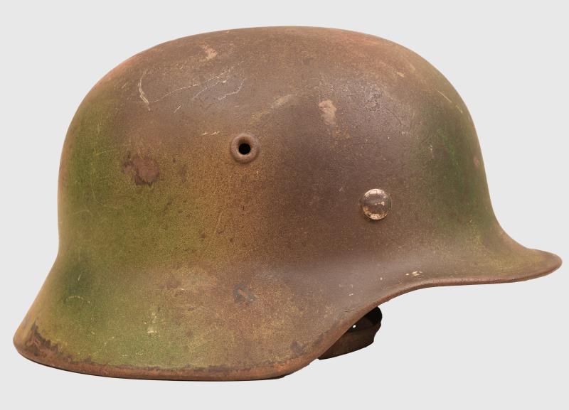 GERMAN WWII ARMY M.40 CAMOUFLAGE COMBAT HELMET.