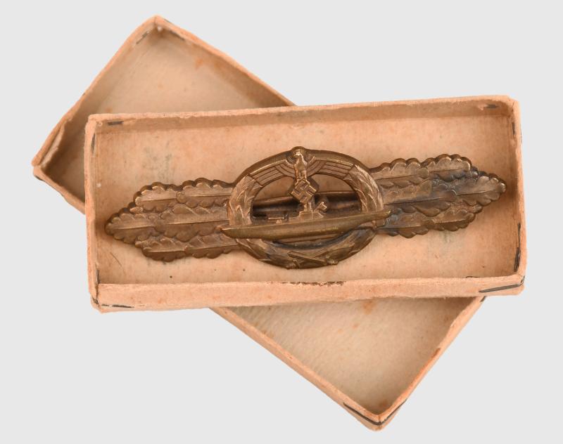 GERMAN WWII KREIGSMARINE SUBMARINE COMBAT CLASS IN BRONZE IN CARD CASE.