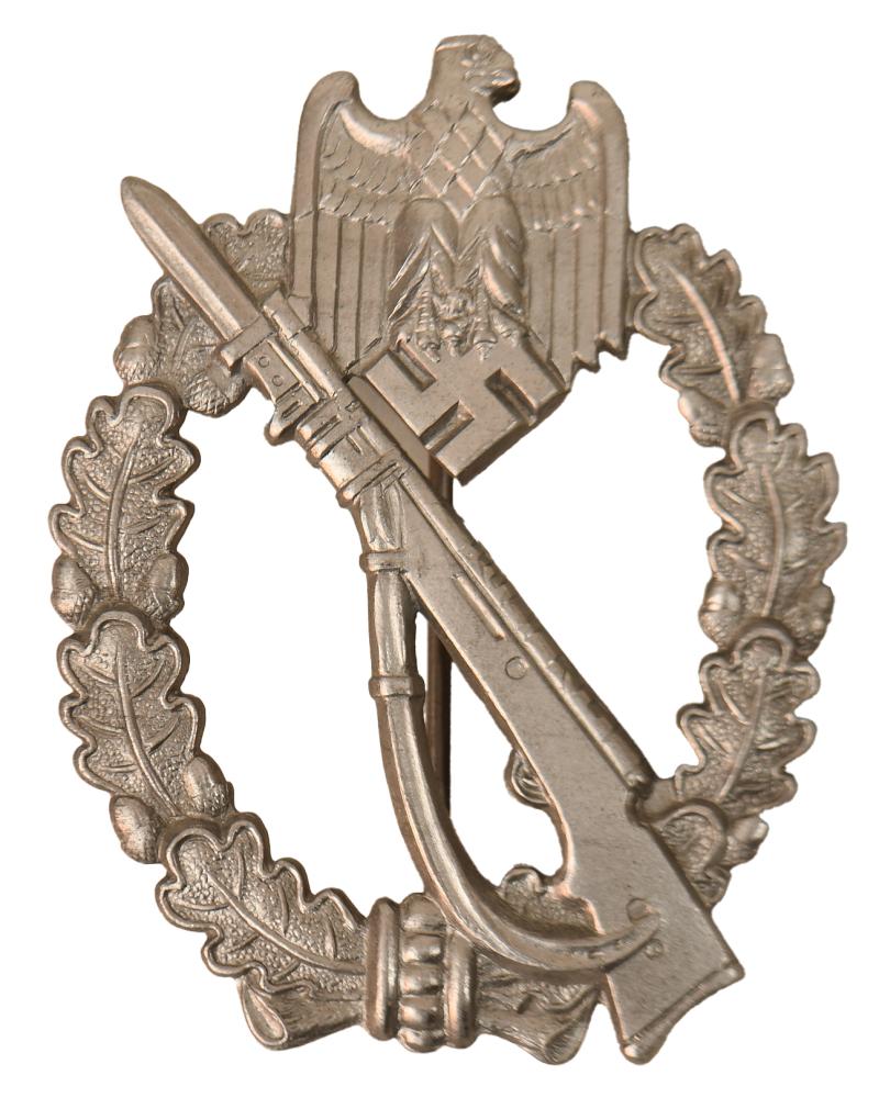 GERMAN WWII INFANTRY ASSAULT BADGE IN SILVER MAKER MARKED.