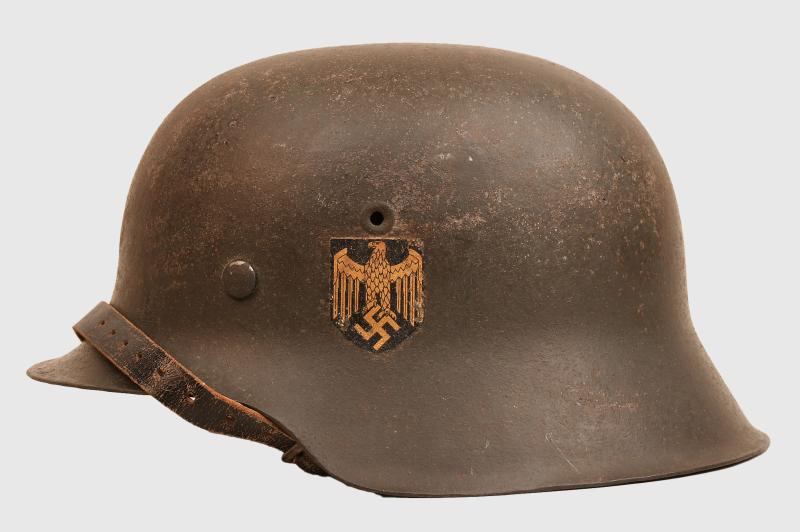 GERMAN WWII KRIEGSMARINE SINGLE DECAL M42 COMBAT HELMET.