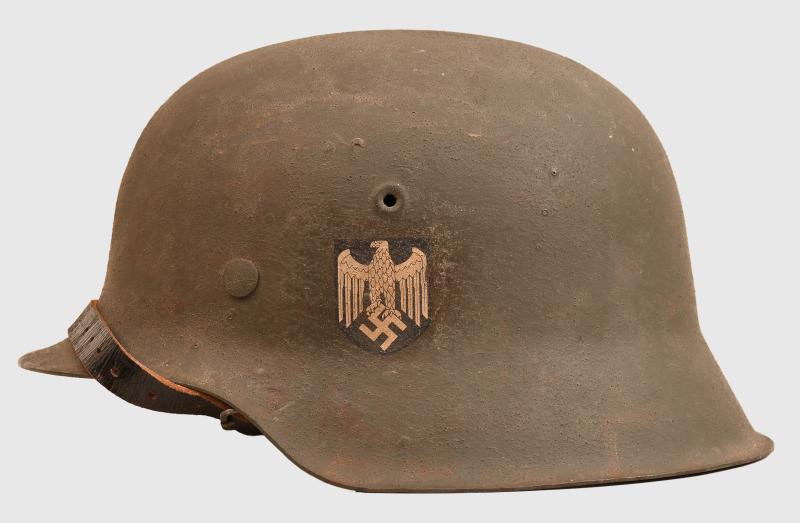 GERMAN WWII ARMY M42 SINGLE DECAL COMBAT HELMET.