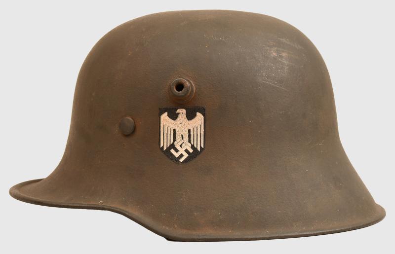 GERMAN WWII M18 ARMY SINGLE DECAL TRANSITIONAL COMBAT HELMET.