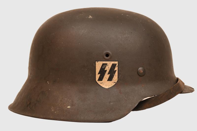 GERMAN WWII WAFFEN SS M42 SINGLE DECAL COMBAT HELMET.