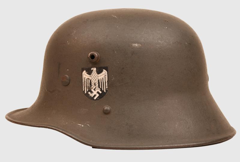 GERMAN WWII AUSTRIAN M16 TRANSITIONAL SINGLE DECAL ARMY COMBAT HELMET.