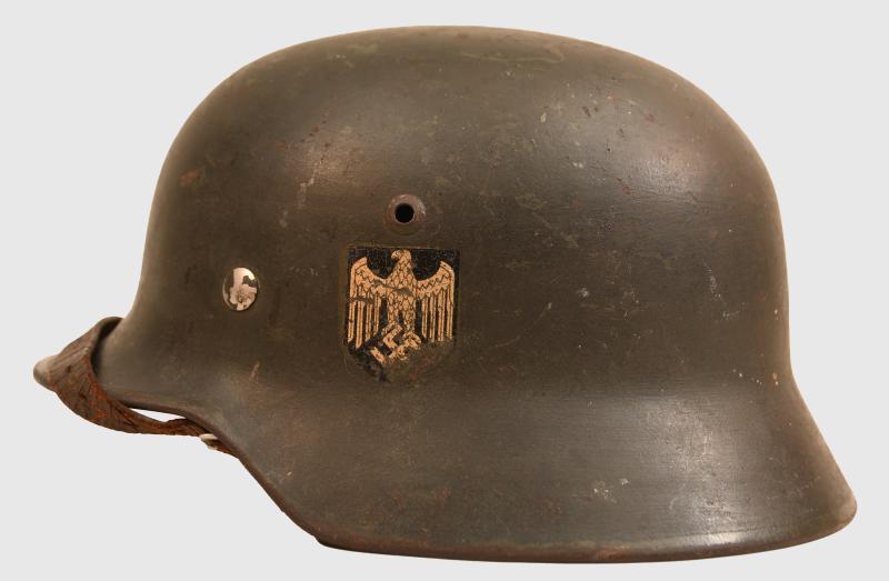 GERMAN WWII ARMY M.35 SINGLE DECAL COMBAT HELMET.