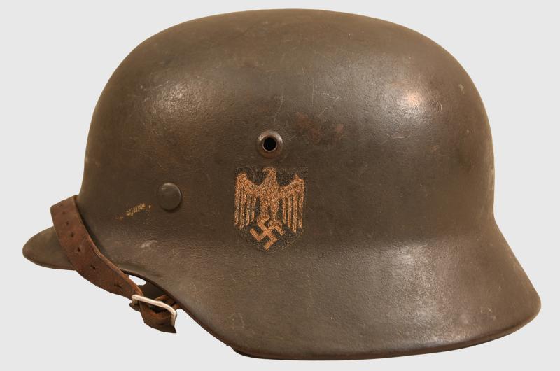 GERMAN WWII ARMY M.35 SINGLE DECAL COMBAT HELMET.