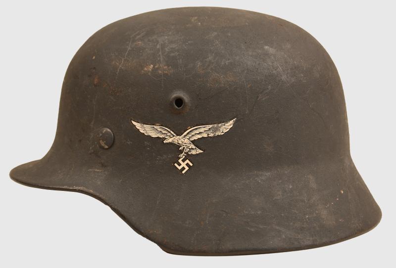 GERMAN WWII LUFTWAFFE M.40 SINGLE DECAL COMBAT HELMET. NEAR TO UNUSED CONDITION.