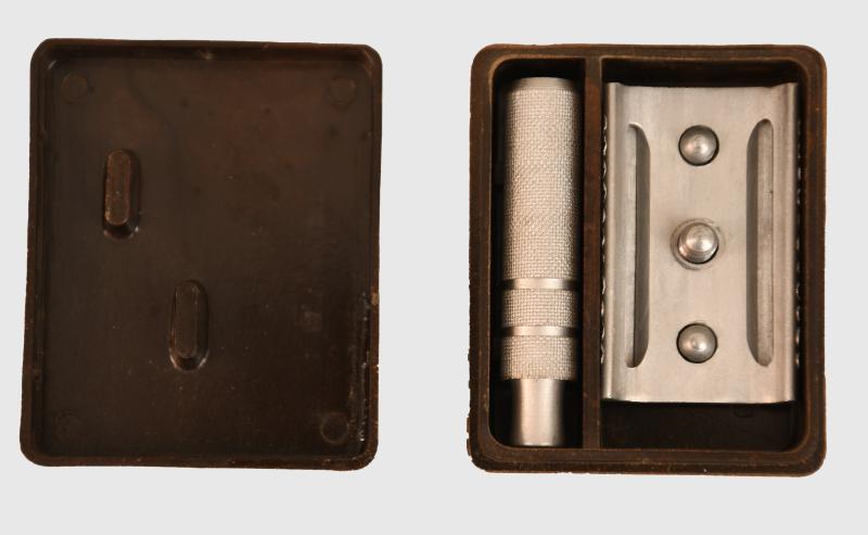 GERMAN WWII ISSUE RAZOR CASE.