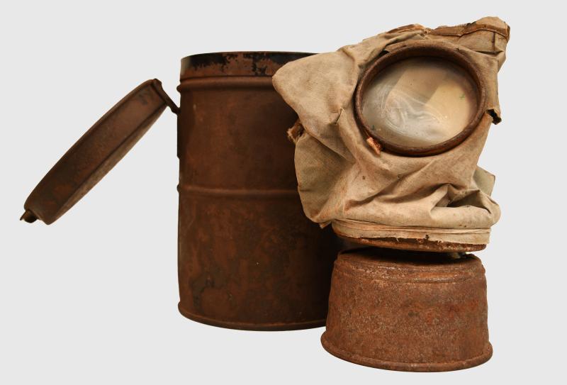 GERMAN WWI  1915 LINEN GAS MASK IN TIN.