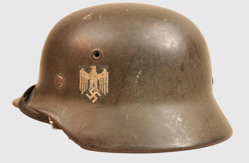 GERMAN WWII ARMY M.40 SINGLE DECAL COMBAT HELMET.