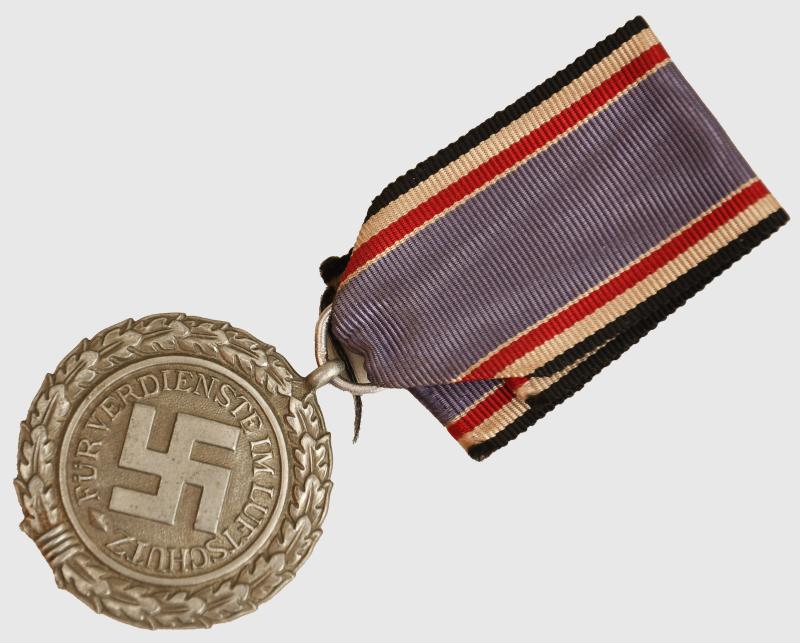 GERMAN WWII REICH LUFTSCHUTZBUND 2ND CLASS MEDAL.