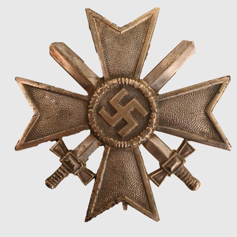 GERMAN WWII WAR SERVICE ACROSS FIRST CLASS WITH SWORDS.