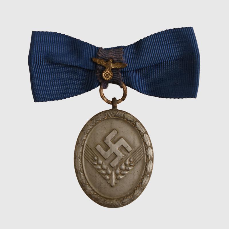 GERMAN WWII RAD 18 YEAR LONG SERVICE MEDAL WITH FEMALE WRAP.
