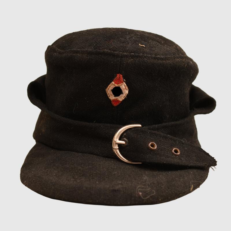 GERMAN WWII HITLER YOUTH VISORED FIELD CAP.